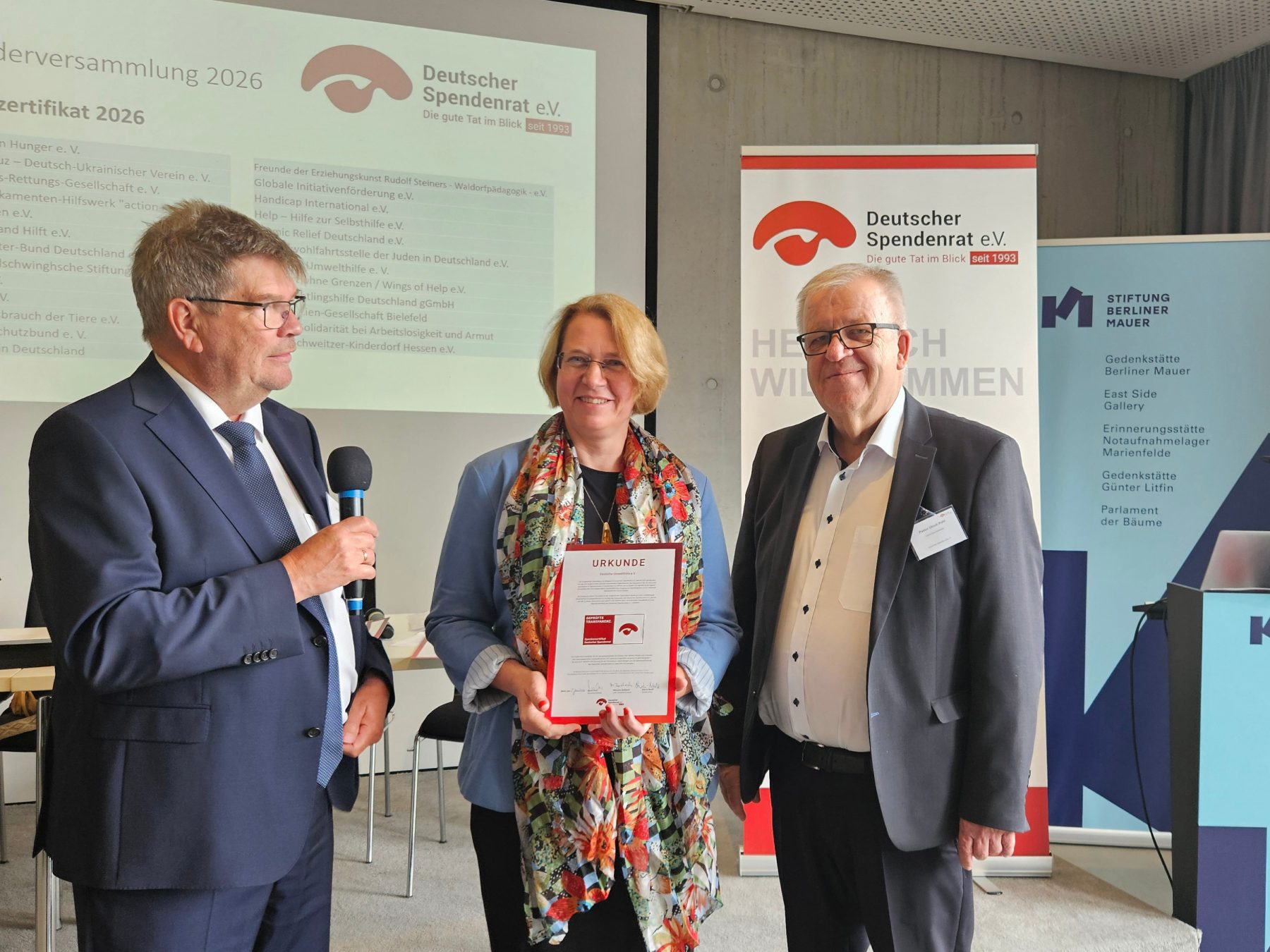 Deutsche Umwelthilfe – Übergabe Spendenzertifikat: v.l.n.r.: Martin Wulff, Geschäftsführer DSR – Ulrike Voß, Geschäftsführung DUH – Pastor Ulrich Pohl, Vorstandsvorsitzender DSR