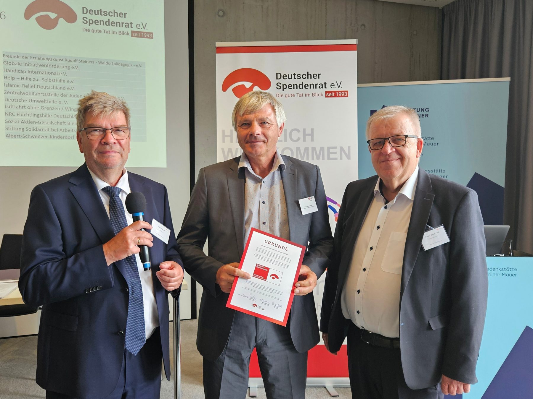 DLRG – Übergabe Spendenzertifikat: v.l.n.r.: Martin Wulff, Geschäftsführer DSR – Ludger Schulte-Hülsmann, ehem. Generalsekretär DLRG – Pastor Ulrich Pohl, Vorstandsvorsitzender DSR