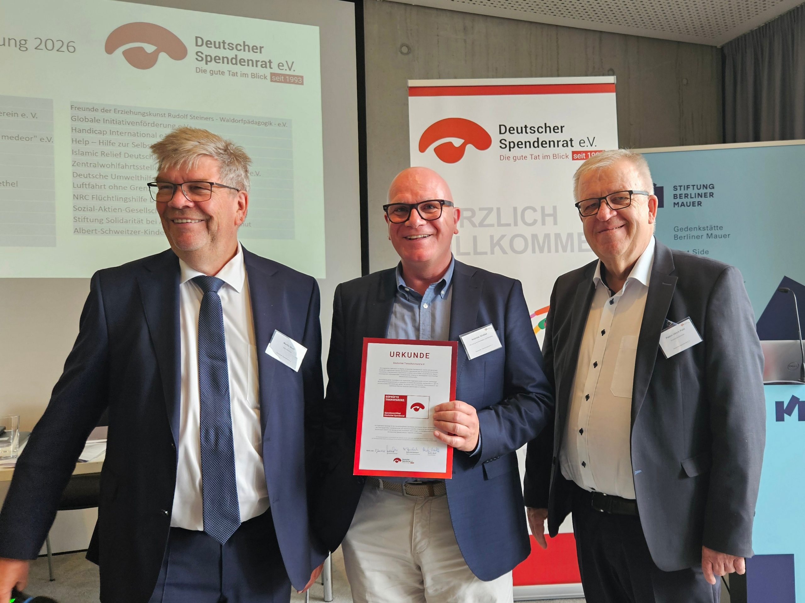 Tierschutzbund – Übergabe Spendenzertifikat: v.l.n.r.: Martin Wulff, Geschäftsführer DSR – Andreas Stickler, Deutscher Tierschutzbund – Pastor Ulrich Pohl, Vorstandsvorsitzender DSR